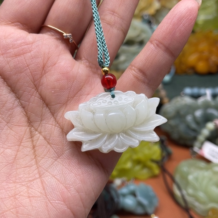 蛇纹石玉吊坠未镶嵌