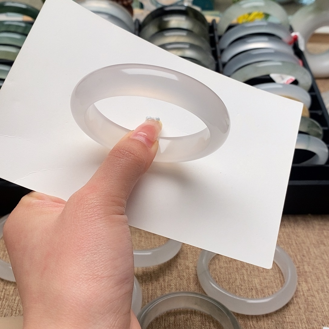 了***了石英质玉未镶嵌手镯