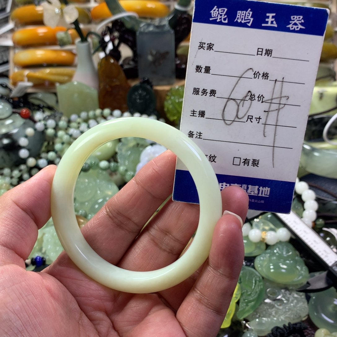 蛇纹石玉手镯未镶嵌