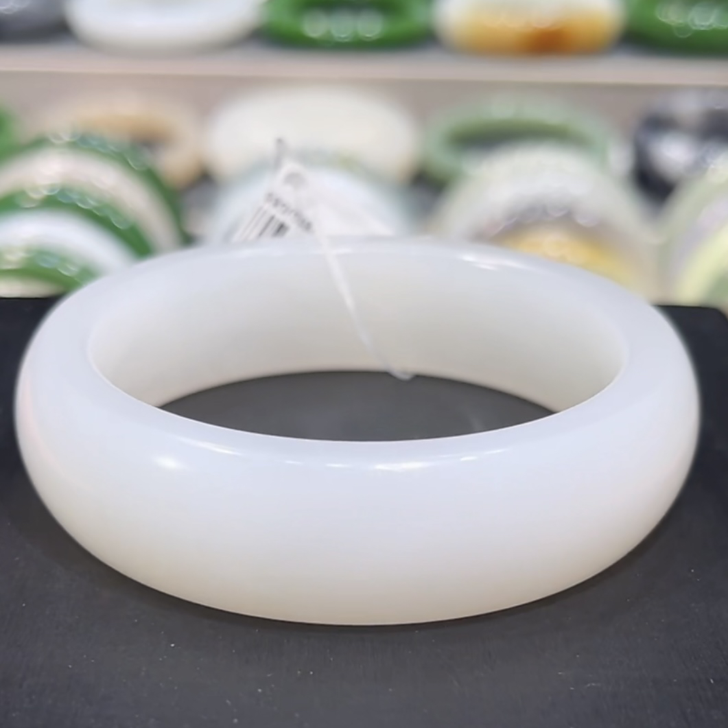 半价福利！和田玉青海老料白玉手镯55-56圈口（宽版）