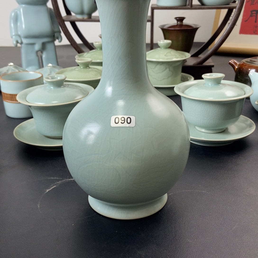 微瑕仿古釉额颈瓶