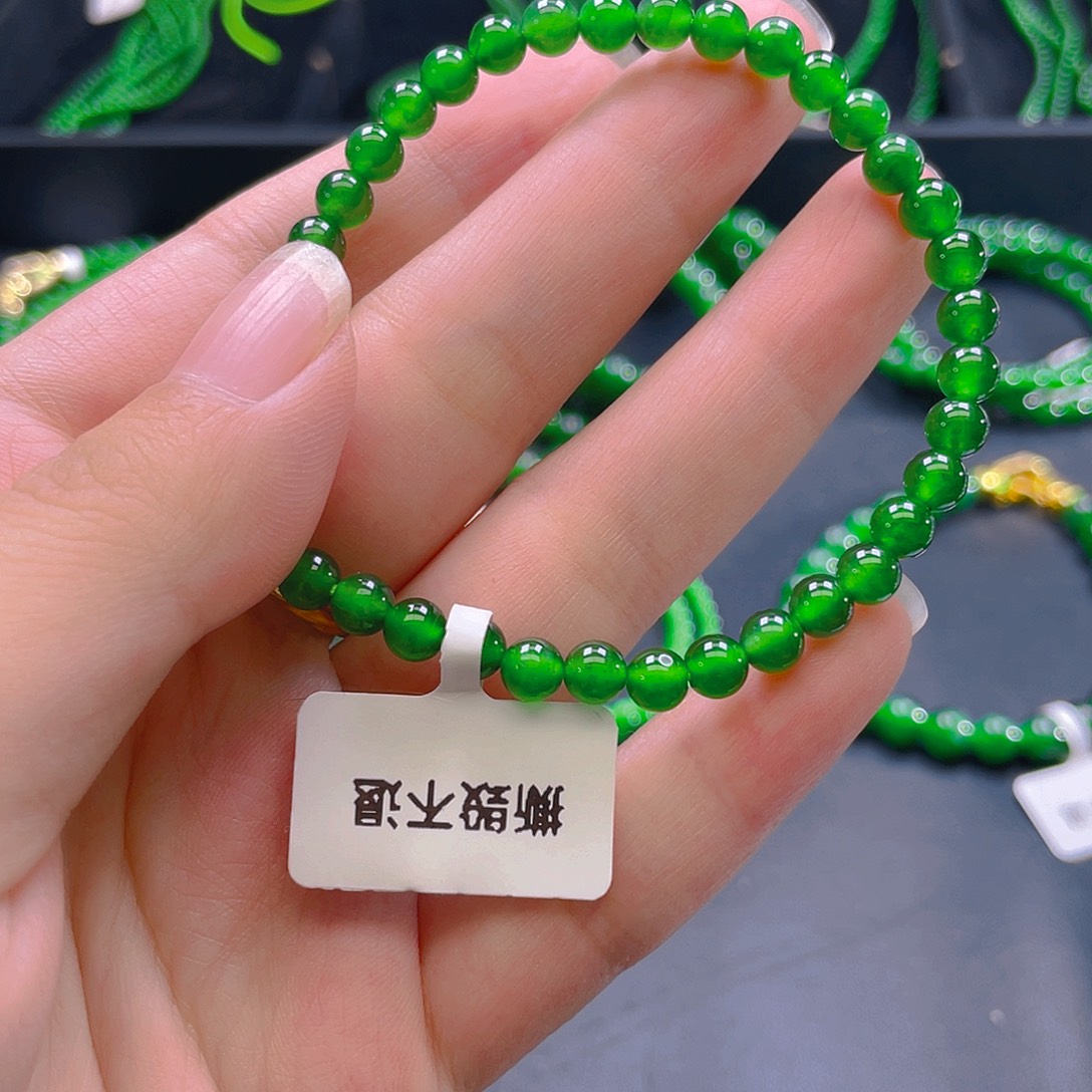 翡翠未镶嵌颈饰    