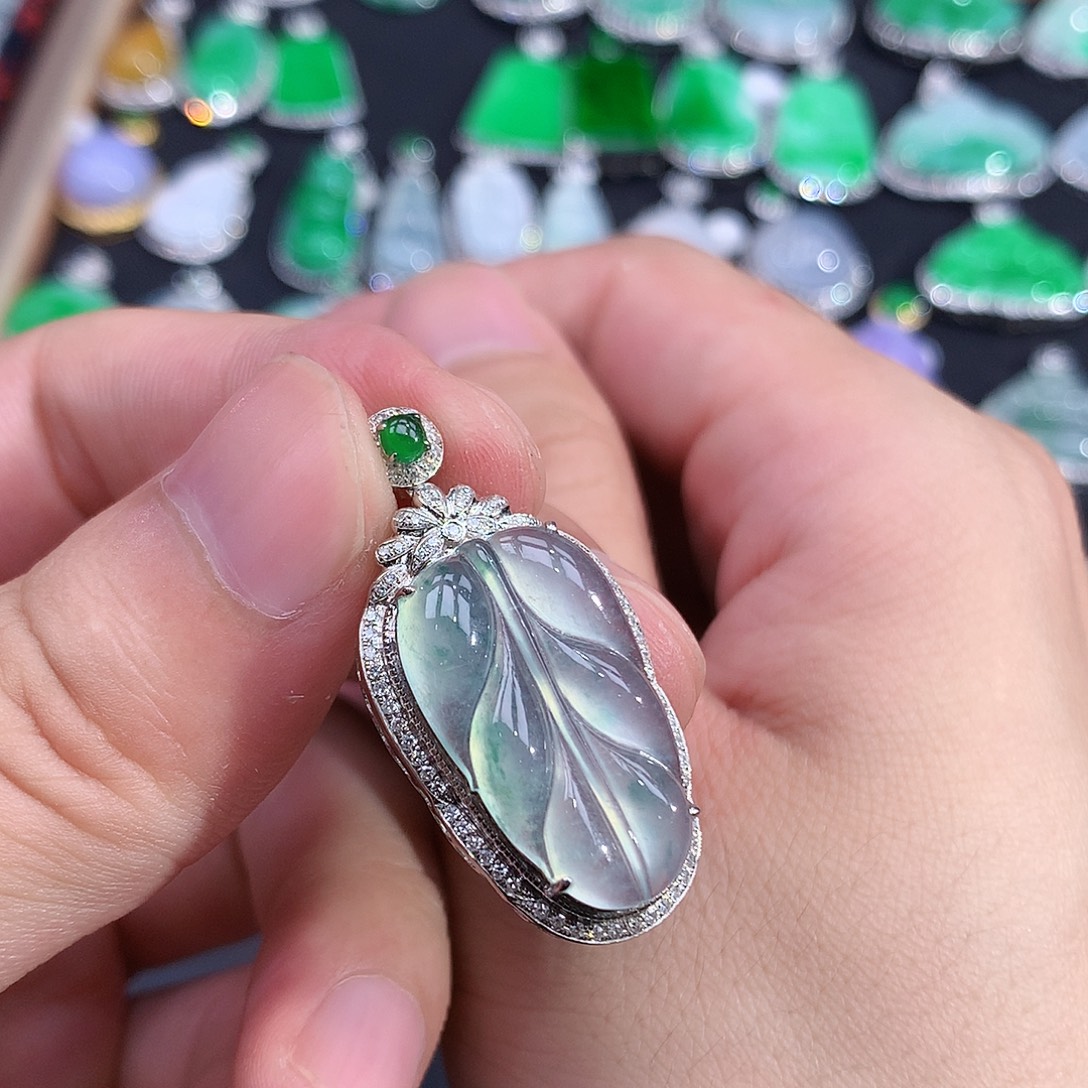 颈饰18K金镶嵌翡翠