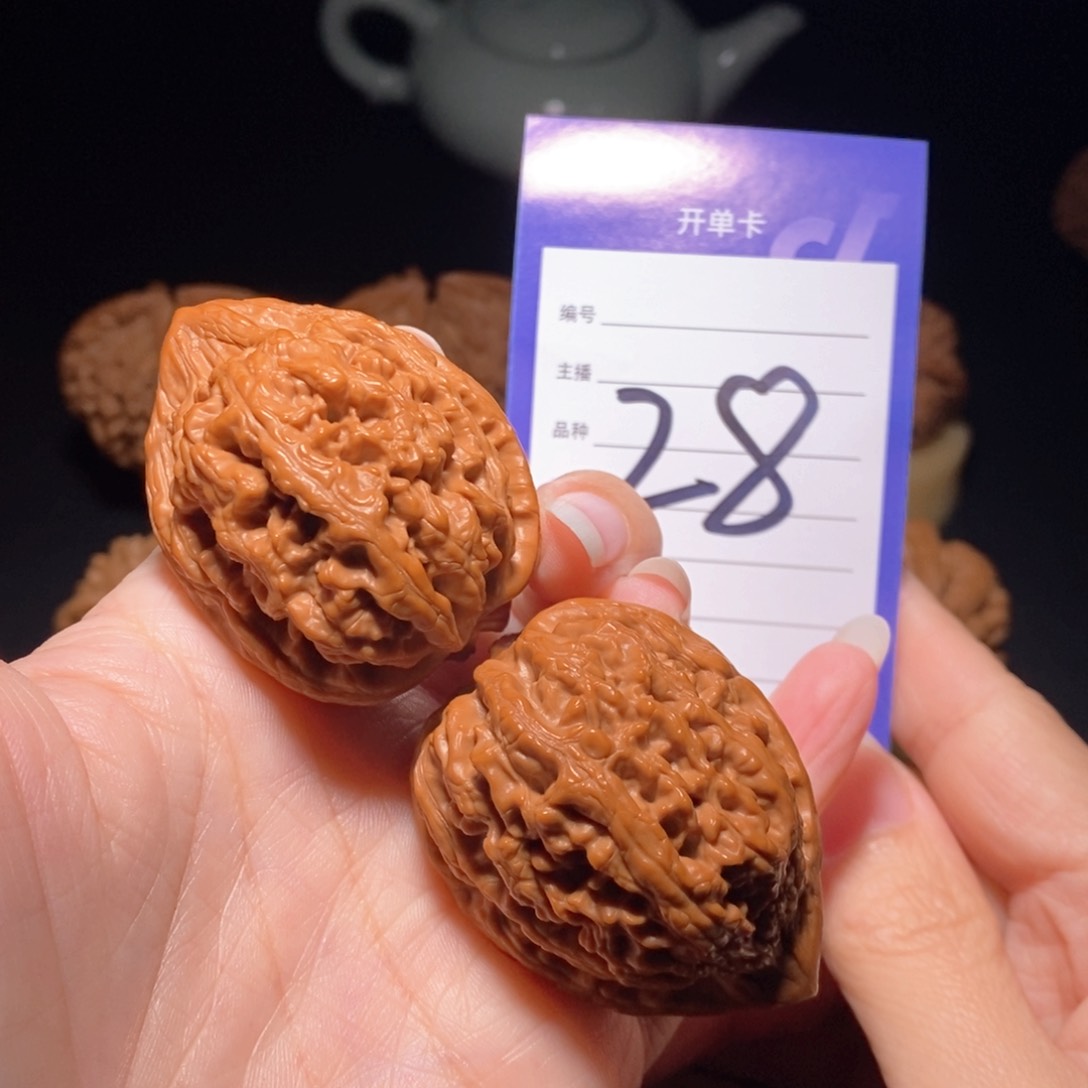 文玩核桃把件晒****风大沽石38左右 