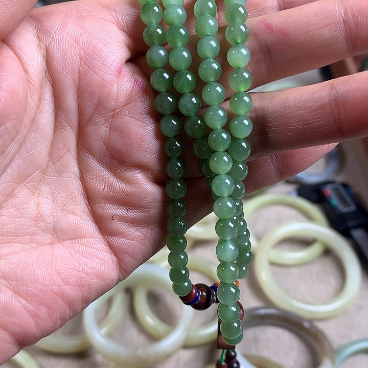 素***斑和田玉（糖玉）未镶嵌颈饰