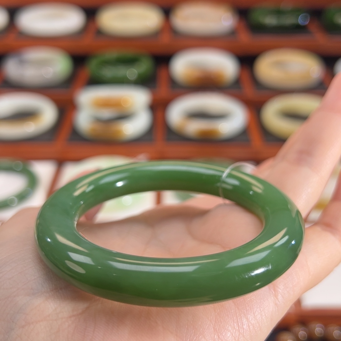 和田玉（碧玉）未镶嵌手镯粉阳绿