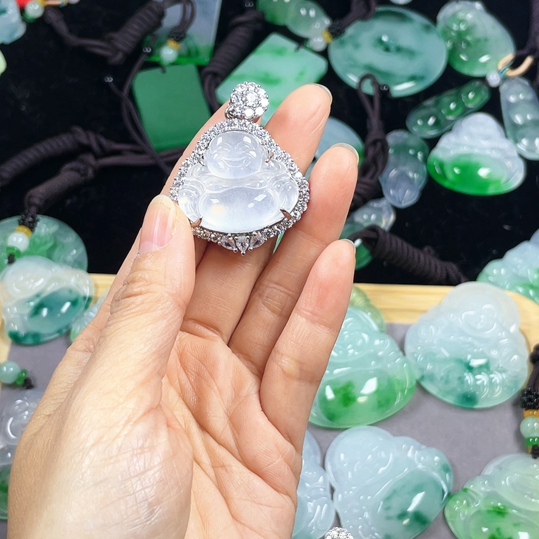 陪***伴翡翠未镶嵌颈饰吊坠