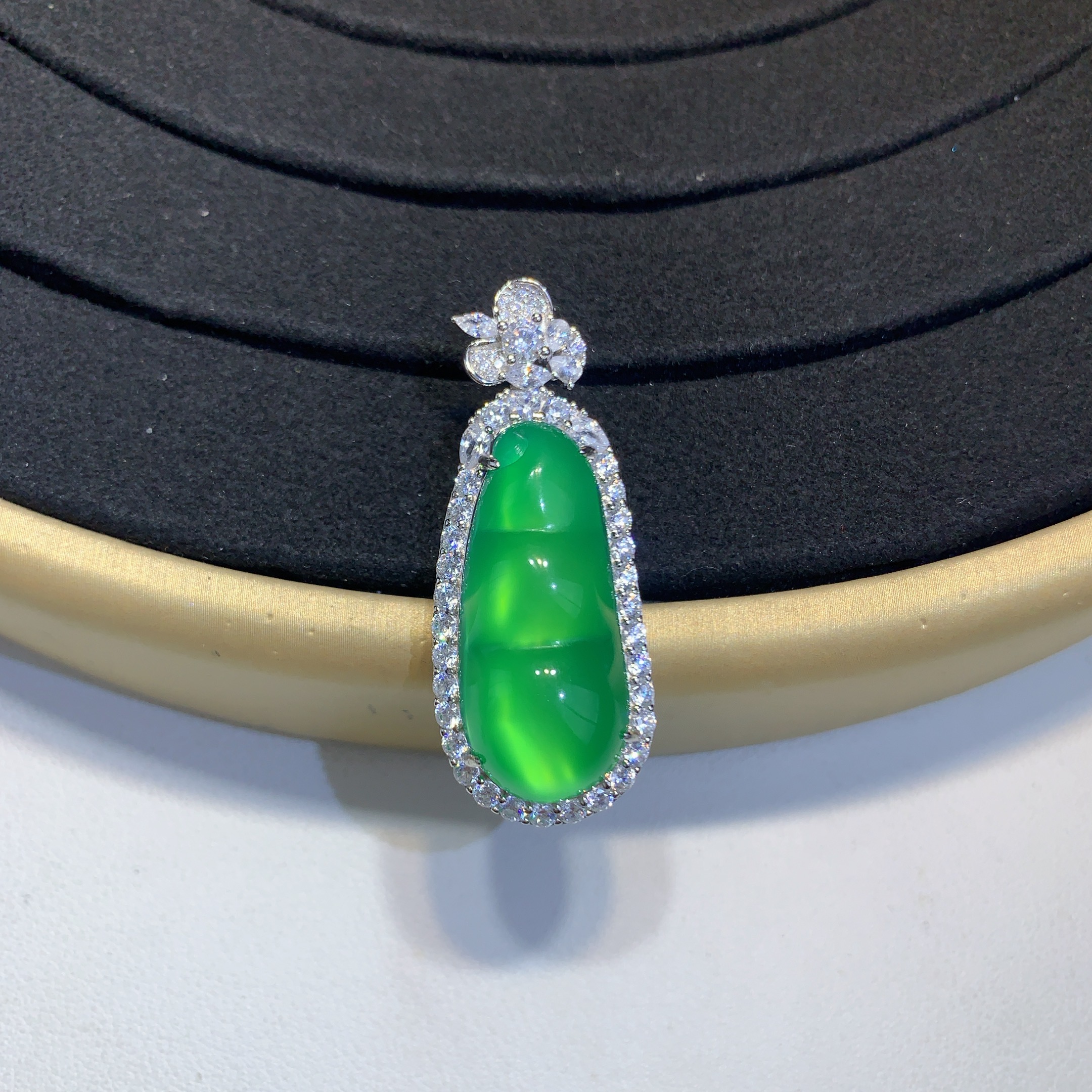 S925银镶嵌天然阳绿玉髓福豆毛衣链吊坠