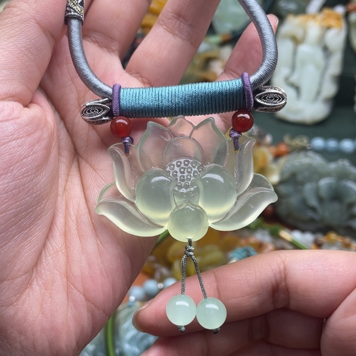 蛇纹石玉吊坠合金
