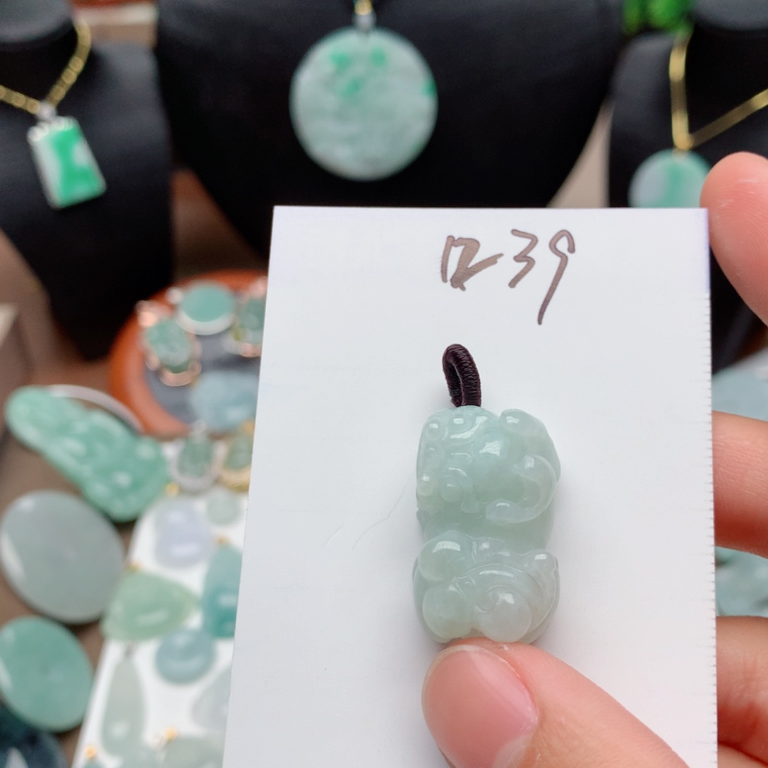 翡翠颈饰未镶嵌吊坠