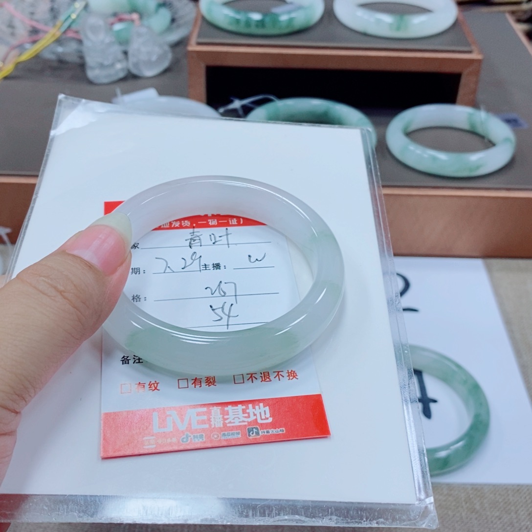 青***叶石英岩玉手镯未镶嵌