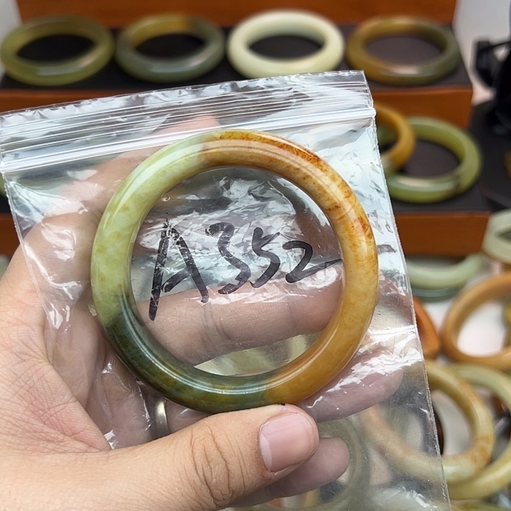 茈***烟蛇纹石玉未镶嵌手镯