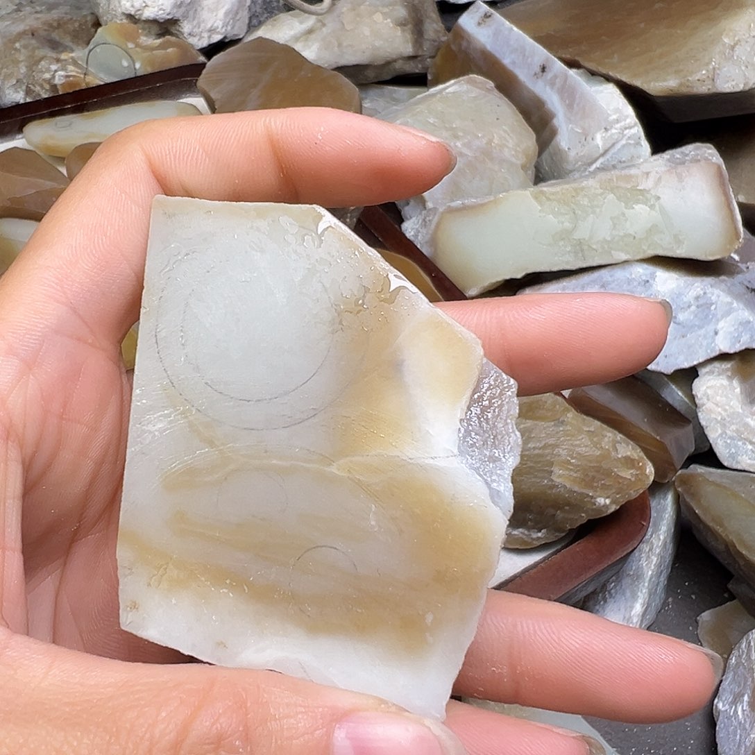 翱***天和田玉（糖玉）未镶嵌珠宝半成品