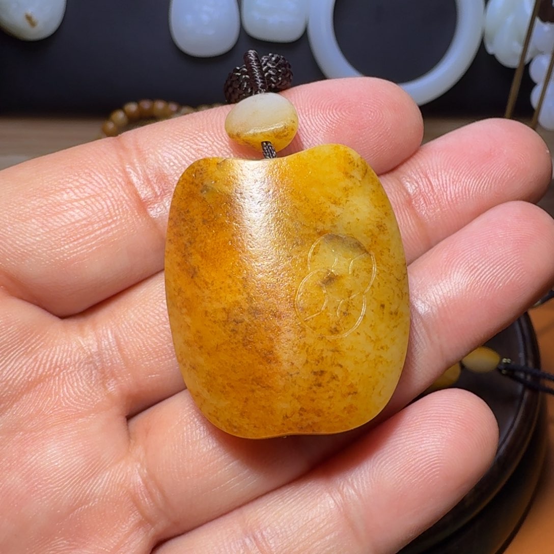 和田玉颈饰未镶嵌城*