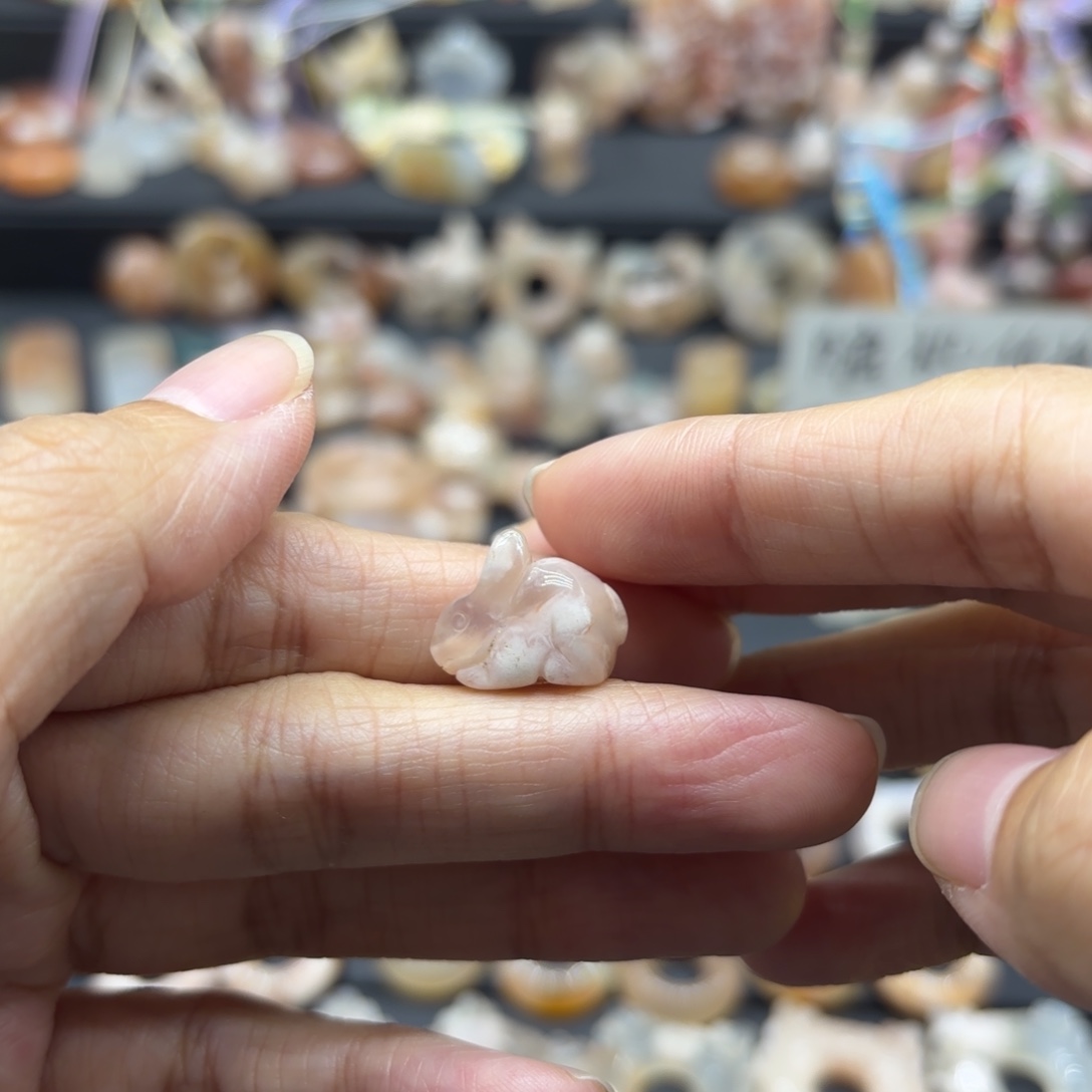 玛瑙/玉髓未镶嵌颈饰趴趴兔可挑选