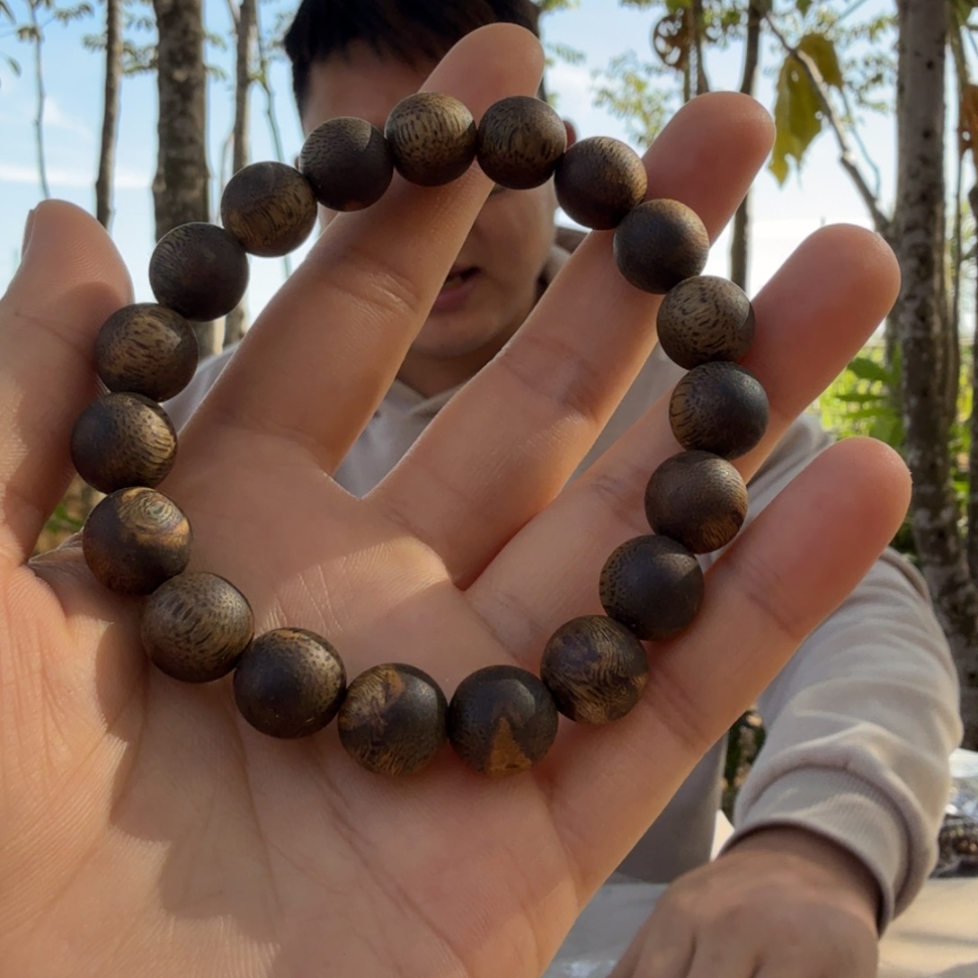 卡***达沉香碎屑沉香红骨凹身圆珠单圈 多样性发一