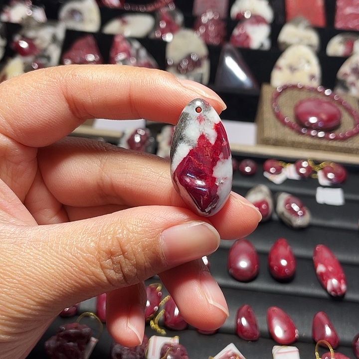 天然辰砂原石晶体吊坠