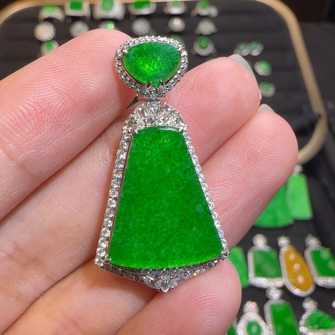 翡翠18K金镶嵌颈饰吊坠