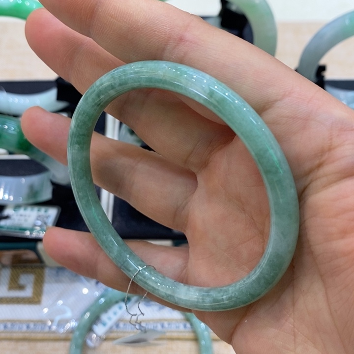 翡翠手镯未镶嵌圆条
