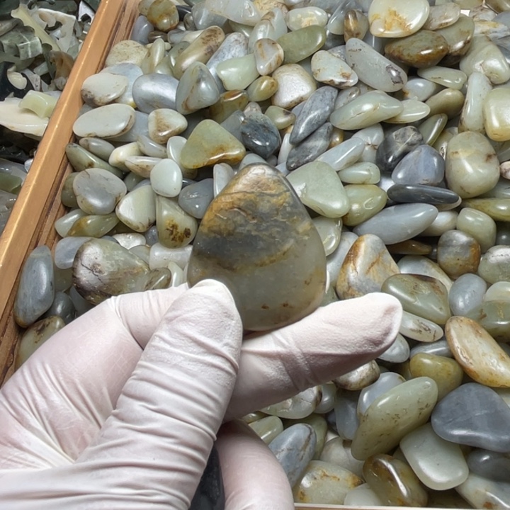 S***y和田玉未镶嵌珠宝半成品