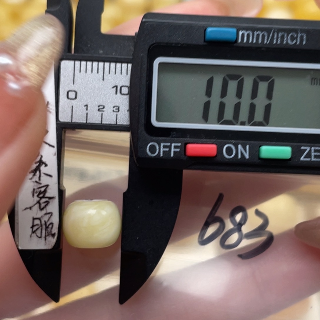 蜜蜡裸石未镶嵌往**风蜜蜡