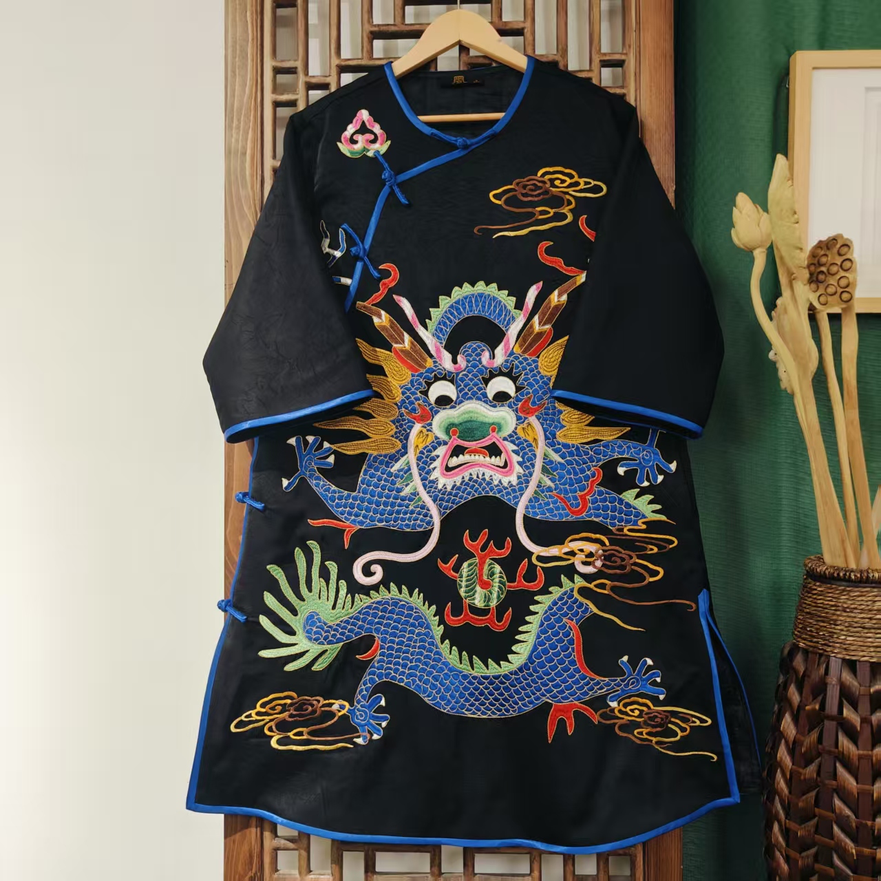 棉（HY1023-2）凤徕兮私人定制黑色光板底蓝色座龙刺绣斜襟盘扣棉服
