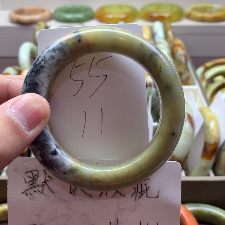 蛇纹石玉手镯未镶嵌