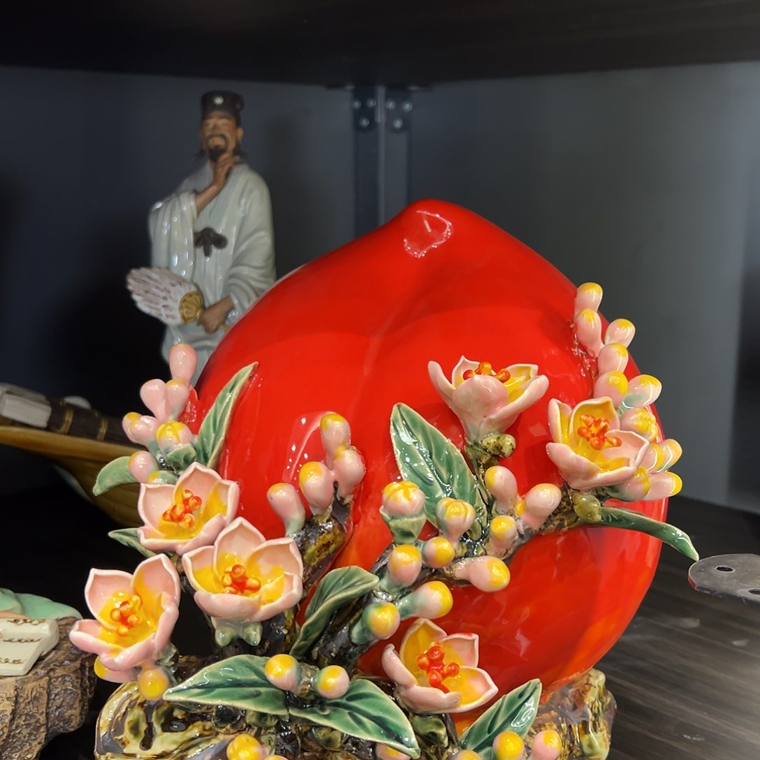 桃子陶瓷制品摆件
