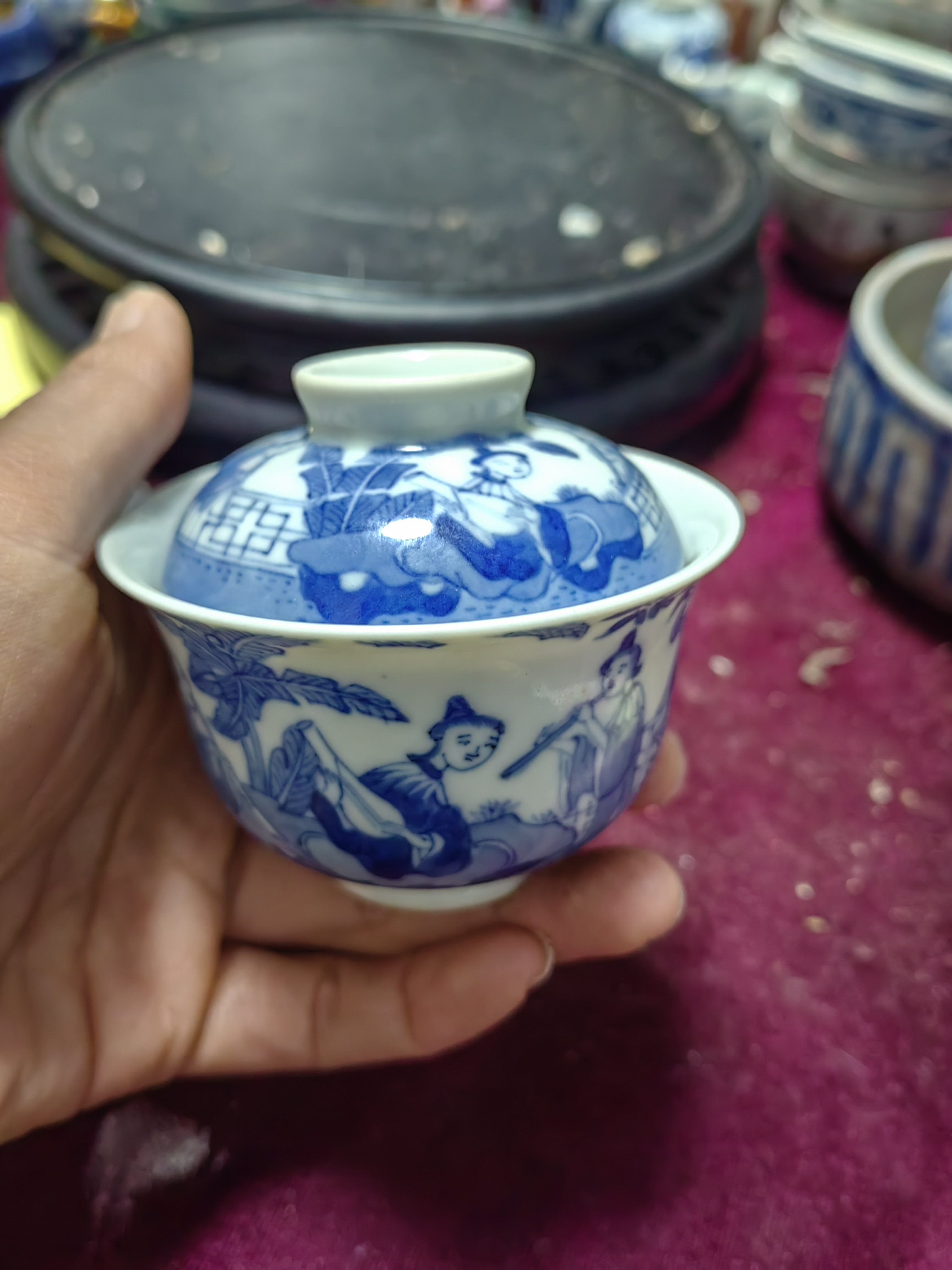青花人物吹拿弹唱两才盖碗