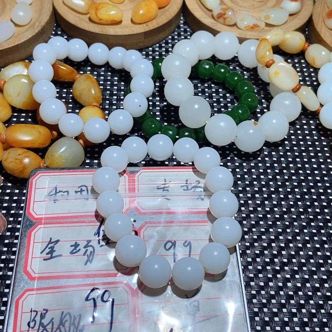 未镶嵌手链和田玉佳*。