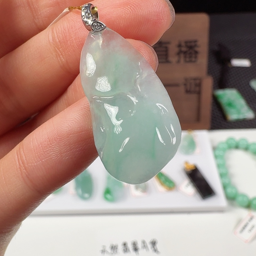 翡翠18K金镶嵌颈饰