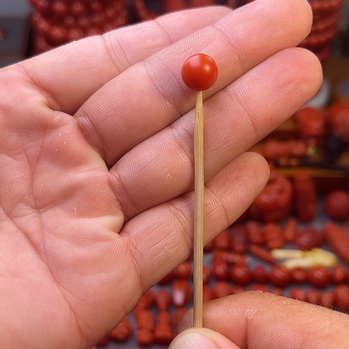 刚***哥未镶嵌保山精工圆珠卡8➕南红玛瑙