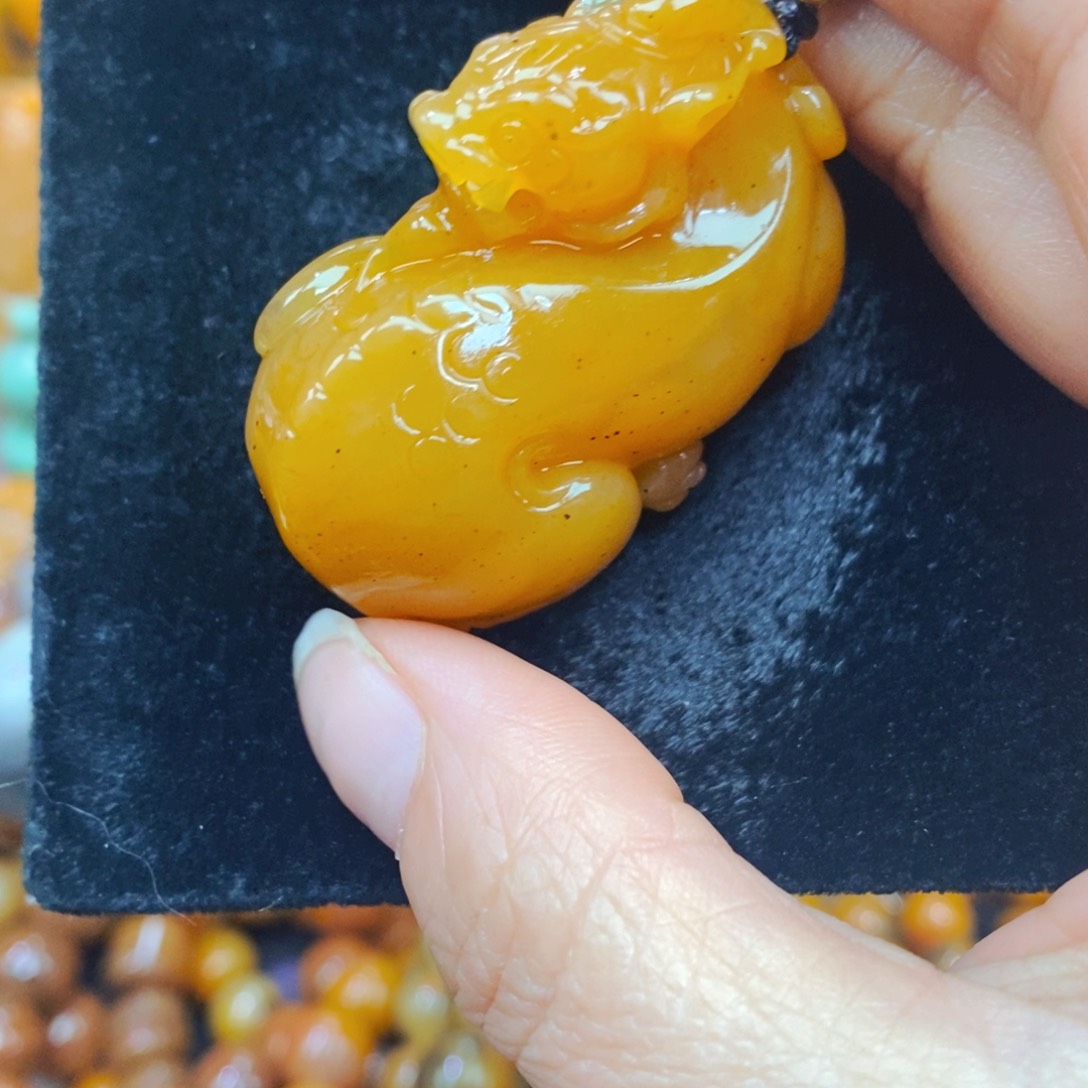 未镶嵌石英质玉（黄龙玉）颈饰