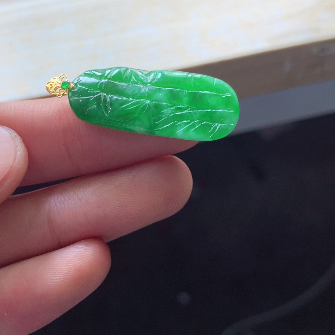 翡翠颈饰18K金镶嵌吊坠