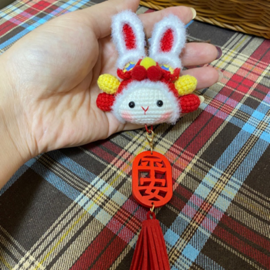成品 钩织醒狮兔车挂 手工艺品钩织玩偶