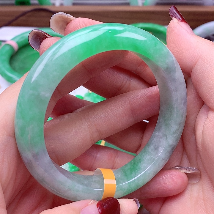 翡翠手镯未镶嵌翡翠