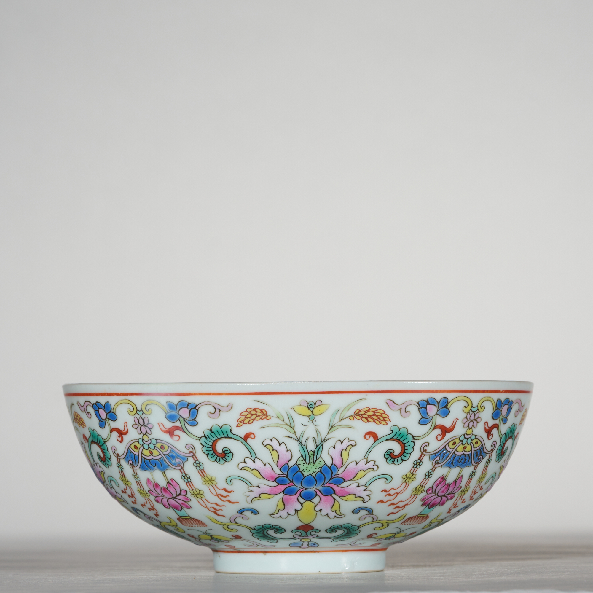 5743清晚期.粉彩缠枝花卉纹碗【古董拍卖】