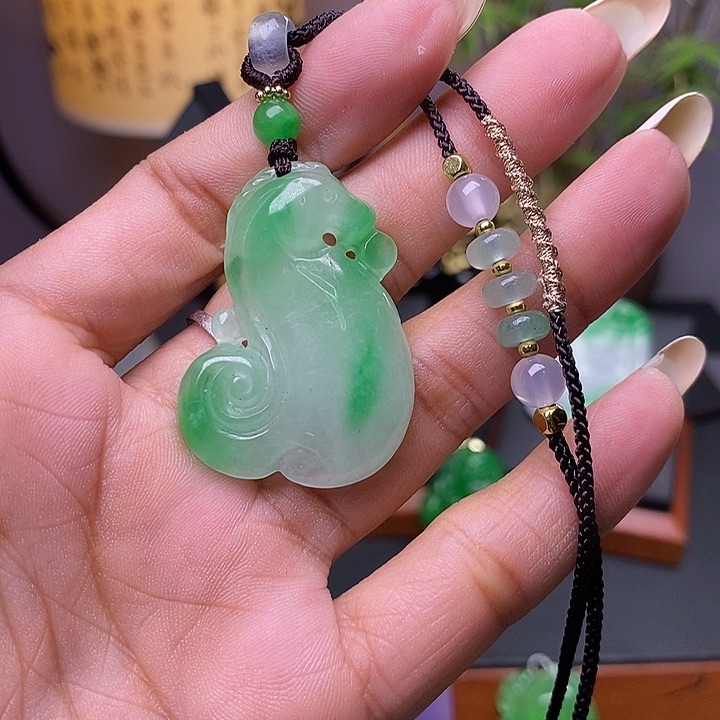 翡翠未镶嵌吊坠(赠链)