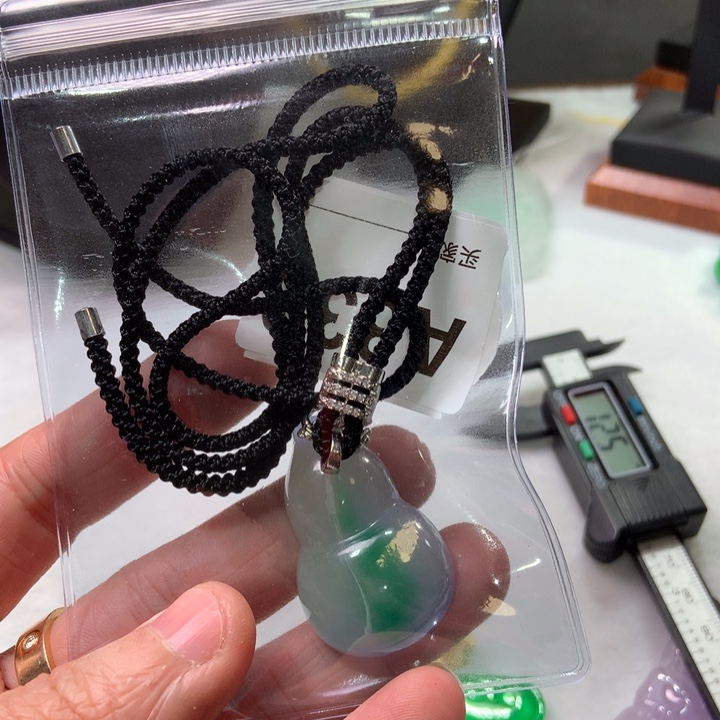 翡翠颈饰未镶嵌蒙****腿