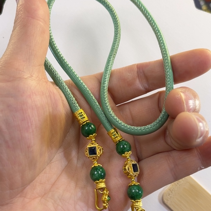 翡翠吊坠(赠链)未镶嵌