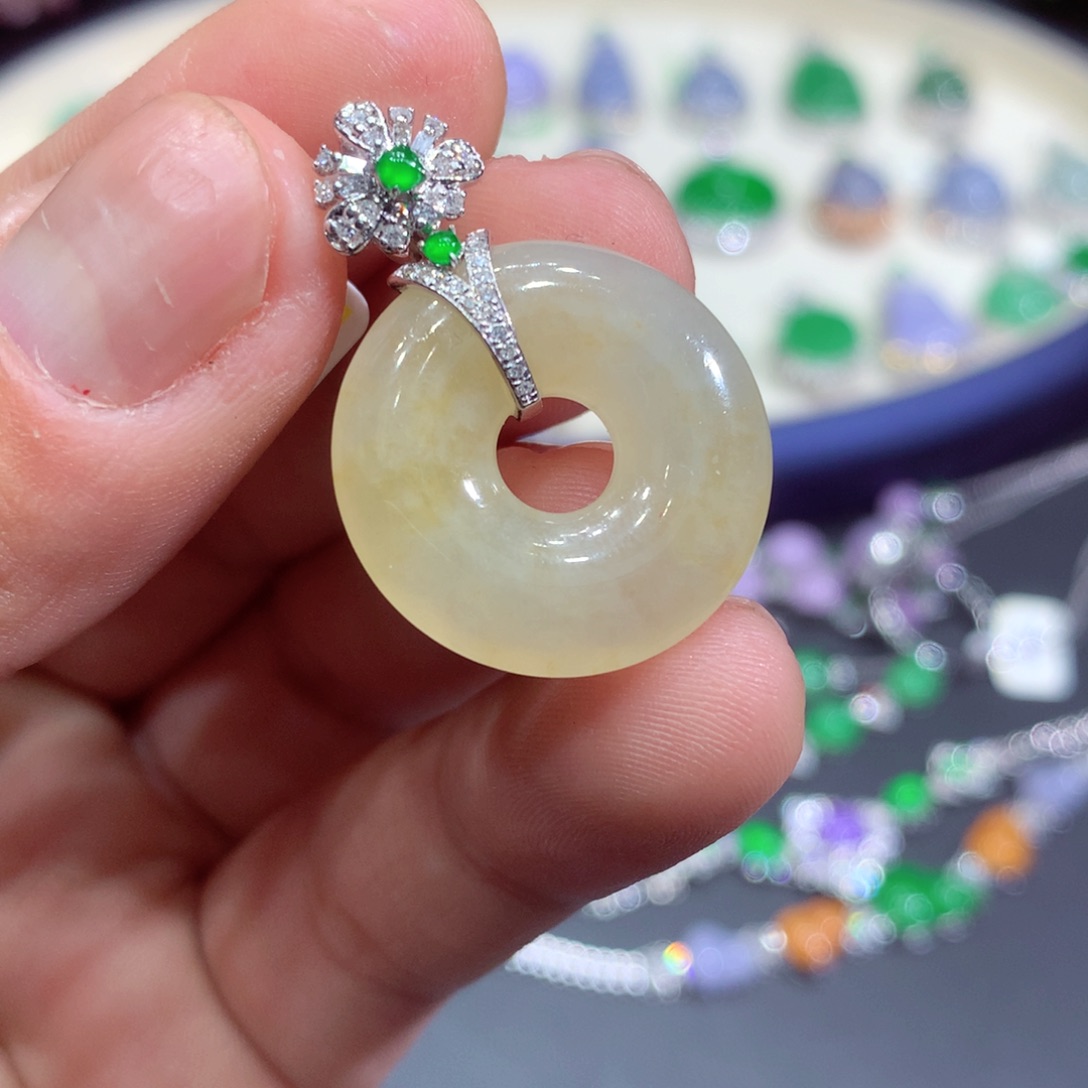 翡翠吊坠(赠链)18K金镶嵌