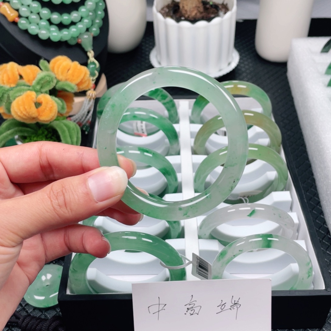 未镶嵌手镯石英质玉