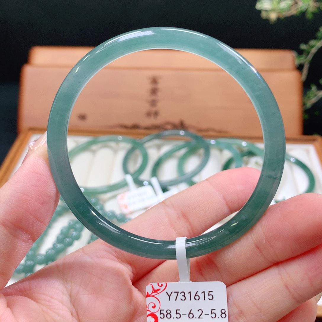 翡翠手镯未镶嵌天然