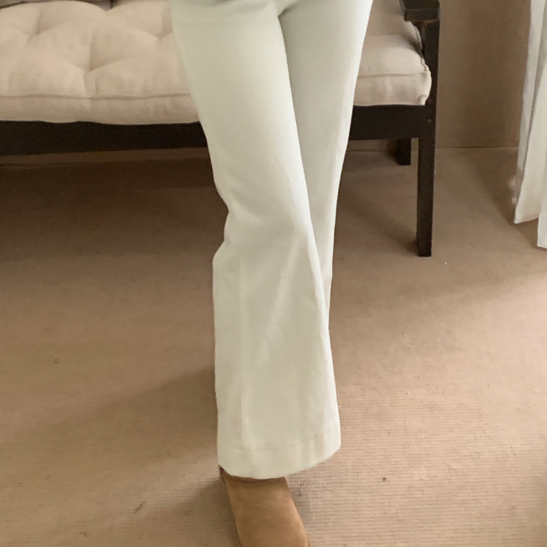 【梨花服饰】白色高腰微喇薄绒牛仔裤