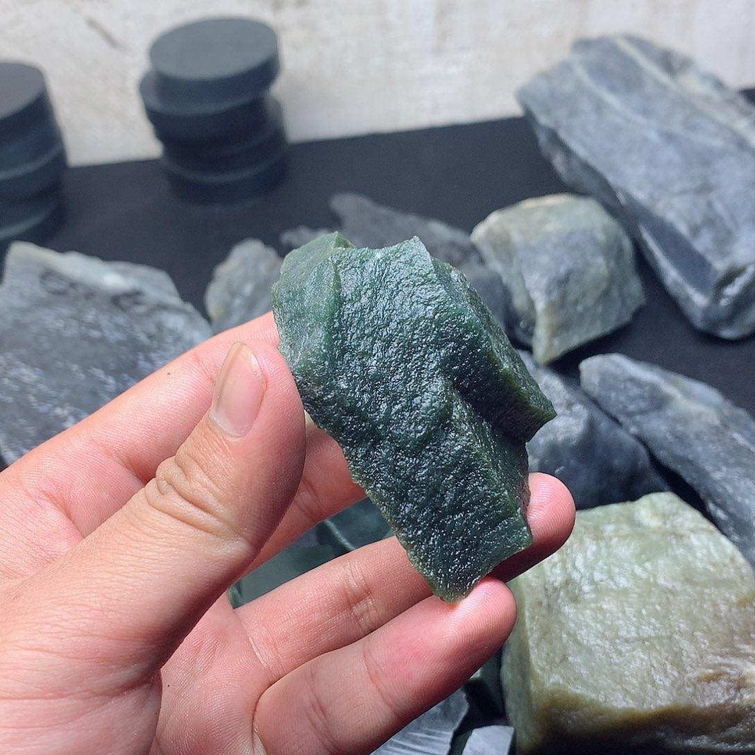 和田玉（糖玉）珠宝半成品足铂镶嵌山****丶