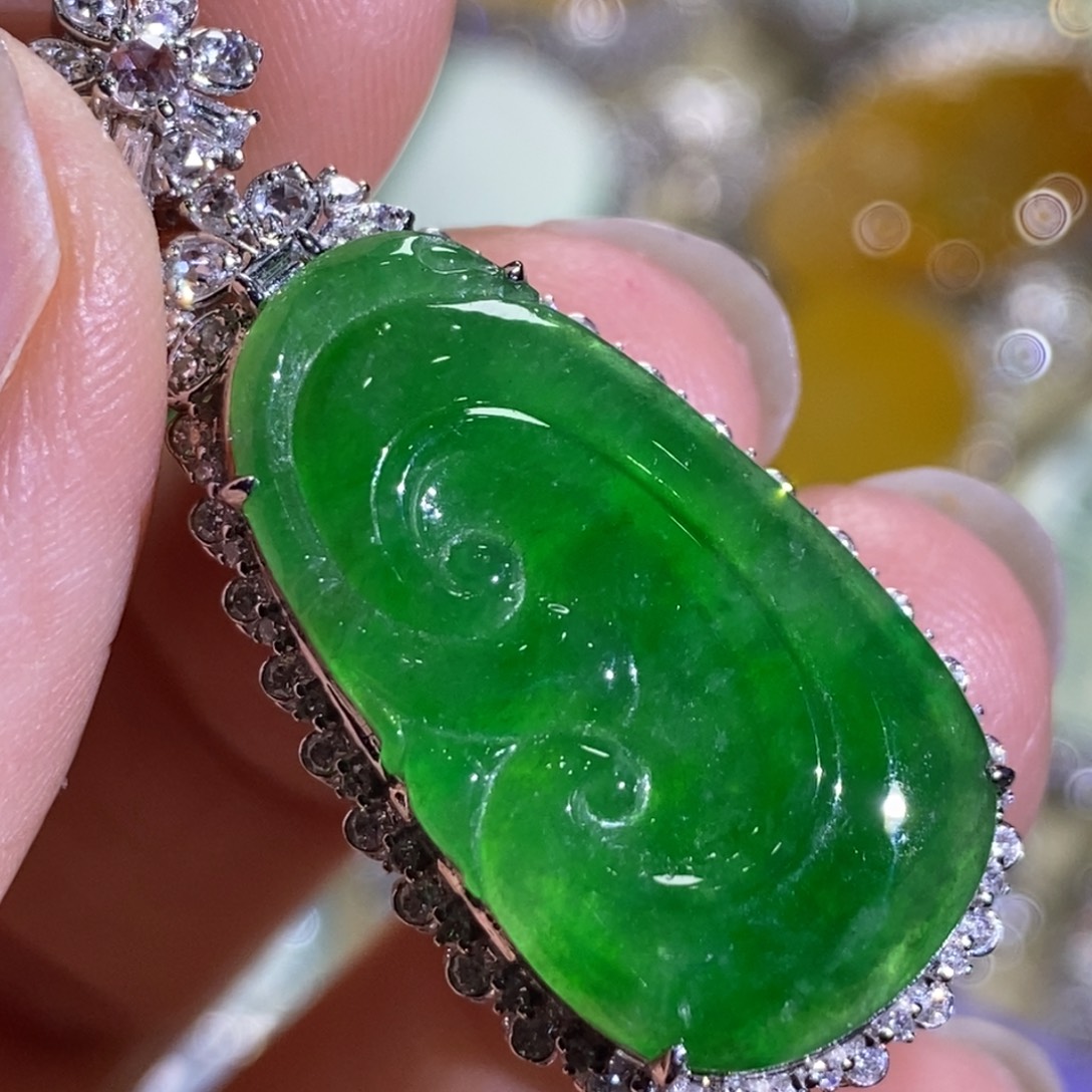 翡翠18K金镶嵌颈饰如意