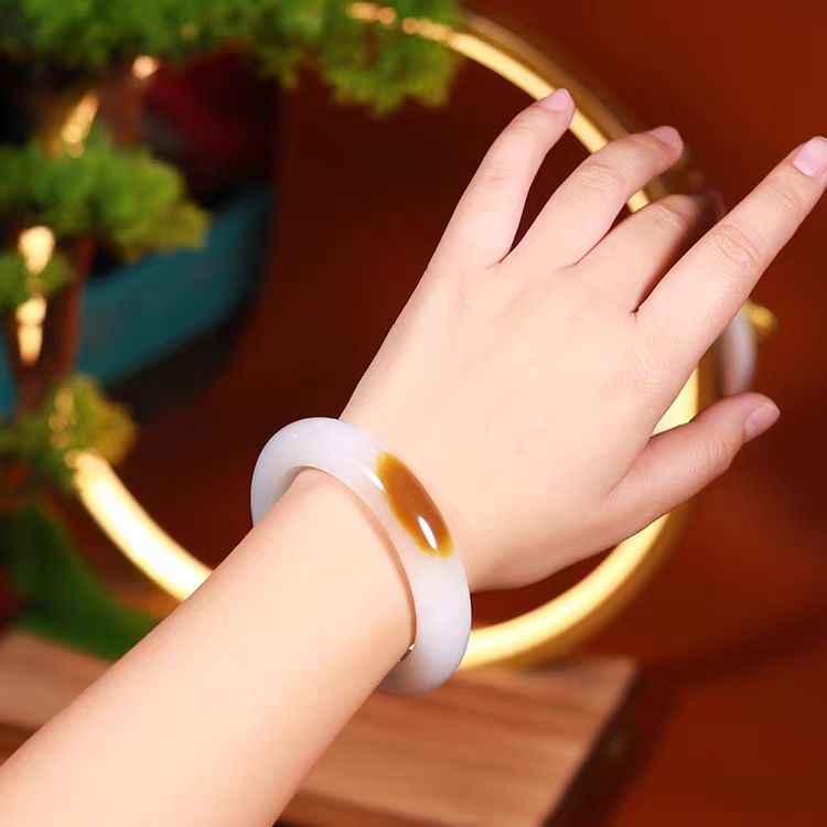 天然和田玉一口糖常规手镯