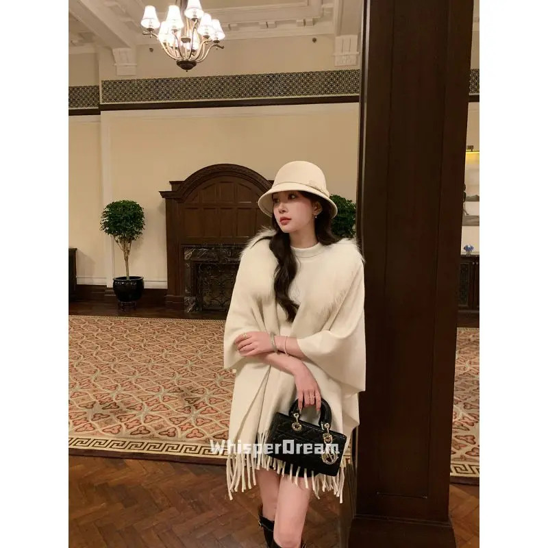 氛围感白色毛领披肩女外搭新款秋冬季高级感纯色保暖斗篷披风拍照