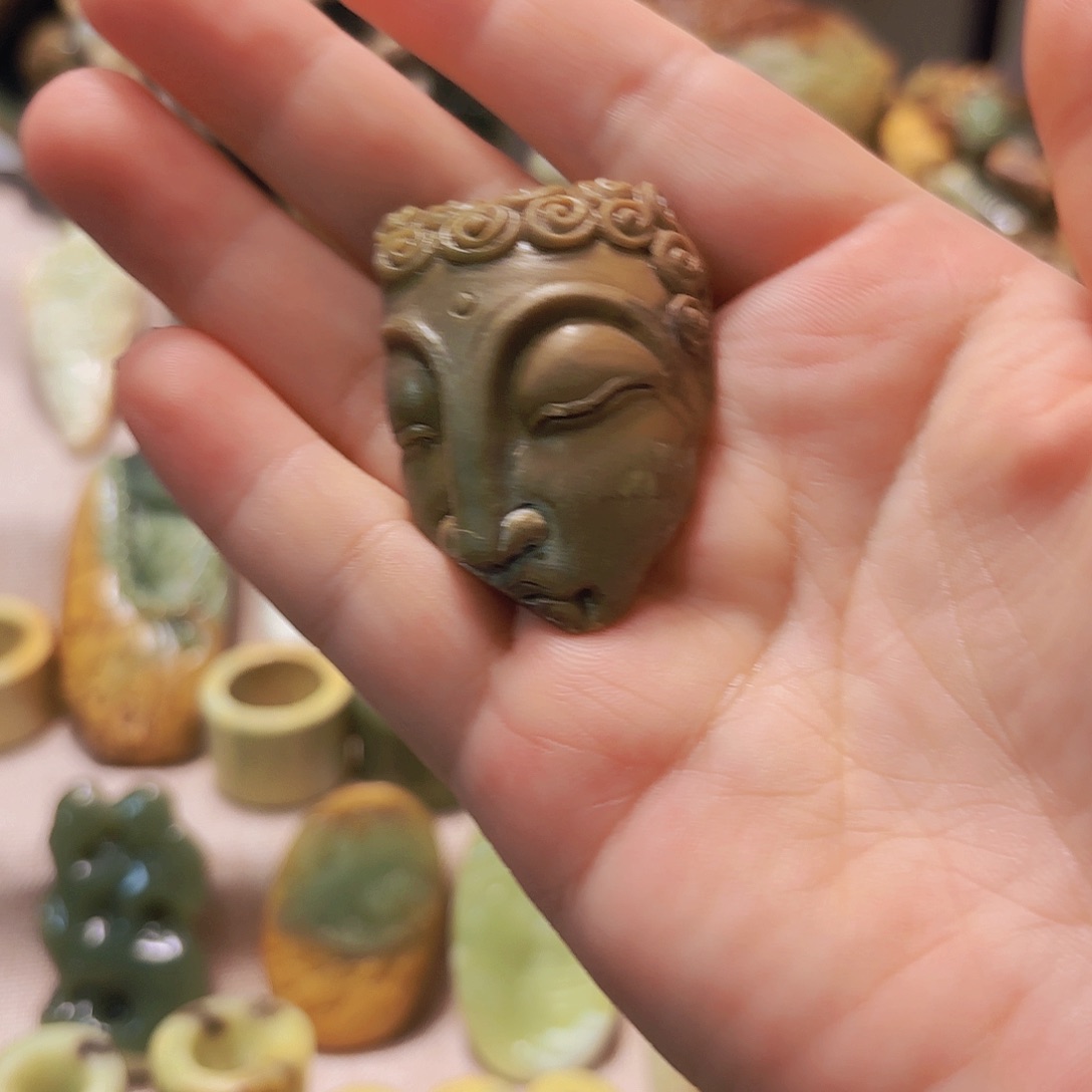 未镶嵌岫岩河磨玉（透闪石质玉）挂件