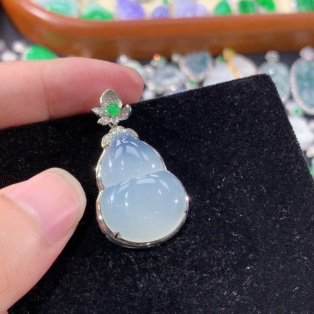 翡翠18K金镶嵌颈饰